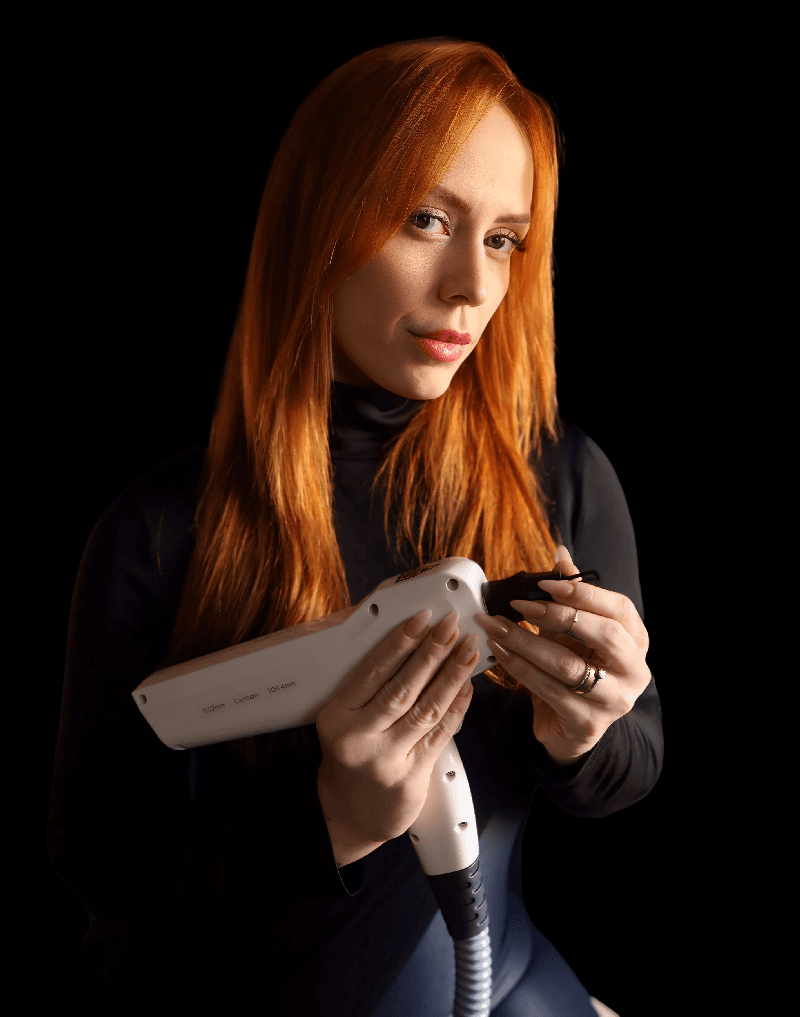 Larissa Piretti, especialista em remoção de tatuagem a laser, segurando equipamento Q-Switched